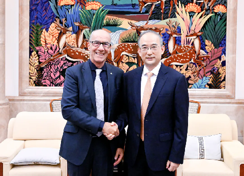 黄强会见国际大学生体育联合会主席雷诺·艾德.webp.png